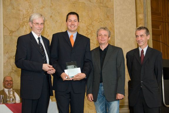 Vizerektor Rammerstorfer (li.) und Preisträger Georg Reischer (2. v. li.) bei der Verleihung. Vizerektor Rammerstorfer (li.) und Preisträger Georg Reischer (2. v. li.) bei der Verleihung.