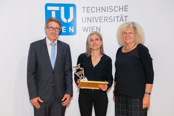 Special Award: Anna Wickenhauser Anna Wickenhauser holds the Best Teaching Award. On the left side is Vice Rector Kurt Matyas, on the right side is Rector Sabine Seidler.