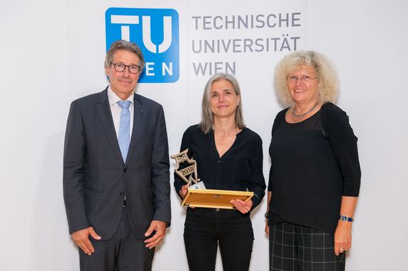 Sonderpreis: Anna Wickenhauser Anna Wickenhauser hält den Best Teaching Award. Auf der linken Seite steht Vizerektor Kurt Matyas, auf der rechten Rektorin Sabine Seidler.