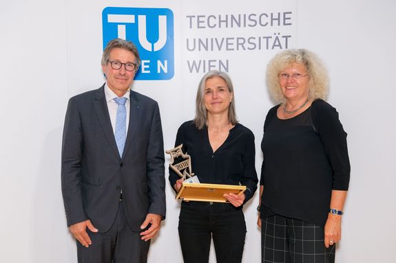 Special Award: Anna Wickenhauser Anna Wickenhauser holds the Best Teaching Award. On the left side is Vice Rector Kurt Matyas, on the right side is Rector Sabine Seidler.