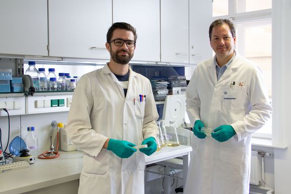 Roland Martzy und Georg Reischer im Labor