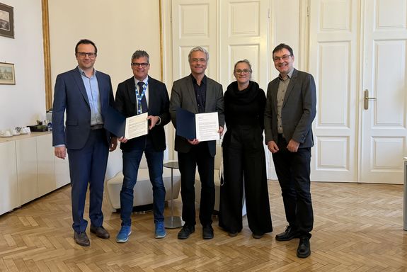 Gruppenfoto 5 Personen stehend