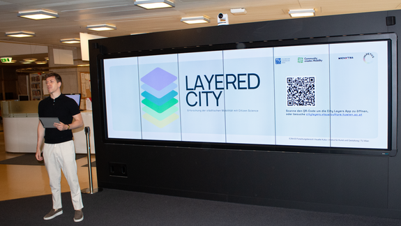 Lovro Koncar-Gamulin vor der 2D-Wall im DAVIS