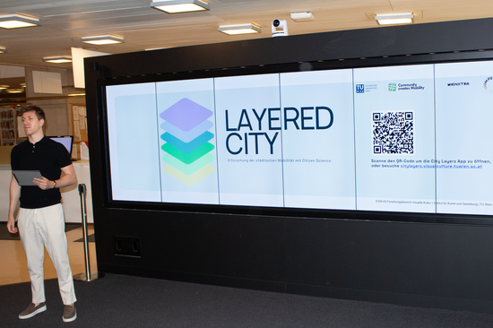 Lovro Koncar-Gamulin in front of the 2D wall in DAVIS