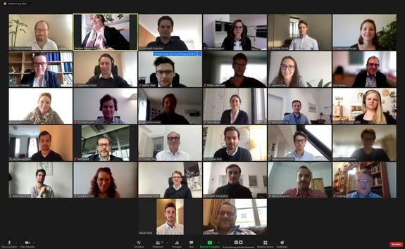 [Translate to English:] Gruppenfoto auf Zoom