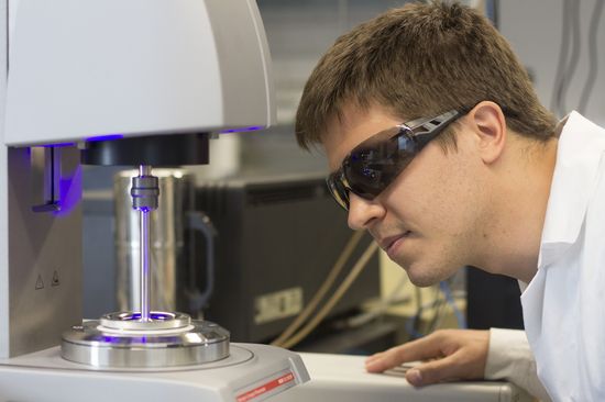 Christian Gorsche im Labor am Institut für Angewandte Synthesechem