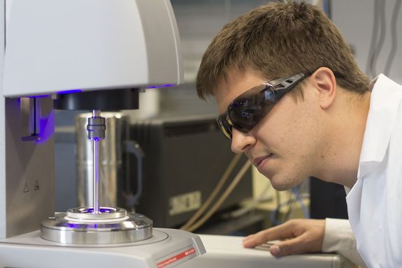 Christian Gorsche im Labor am Institut für Angewandte Synthesechem