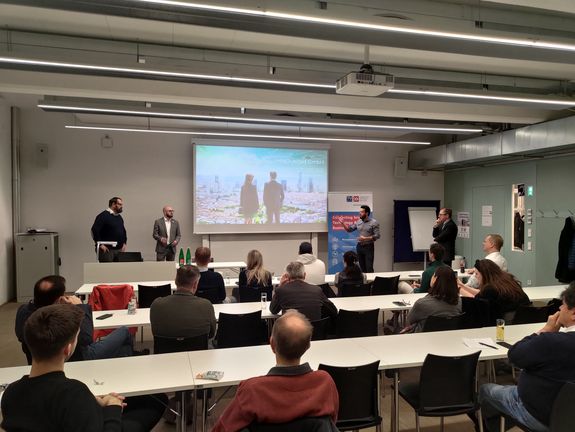 Alumni, Studierende und Vortragende im Hörsaal (Ansicht von links hinten)