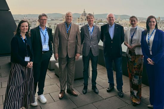 People standing: Katrin Henner, Wolfgang Güttel, Rick Hefner, Johannes Hipfl, Hannes Hunschofsky, Isabell Claus und Rosina Preis (von links)