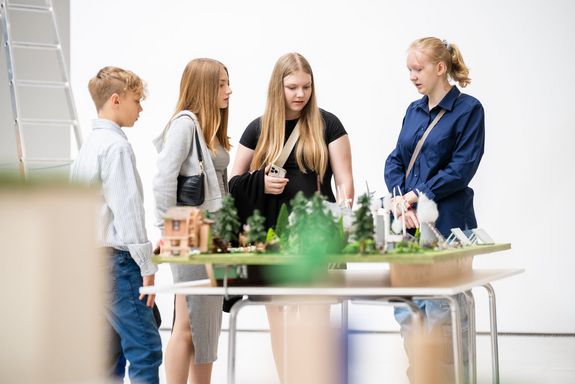 Schüler_innen bei ihrem Ausstellungsobjekt