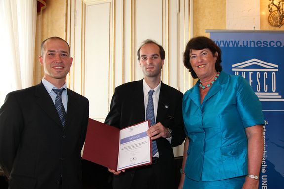 v.l.n.r.: DI Raphael Bointner, Mag. Manfred Duchkowitsch (beide TU Wien, Institut für Elektrische Anlagen und Energiewirtschaft) Botschafterin i.R. Dr. Eva Nowotny, Präsidentin der österreichischen UNESCO-Kommission, © ÖUK/Lorenz Seidler