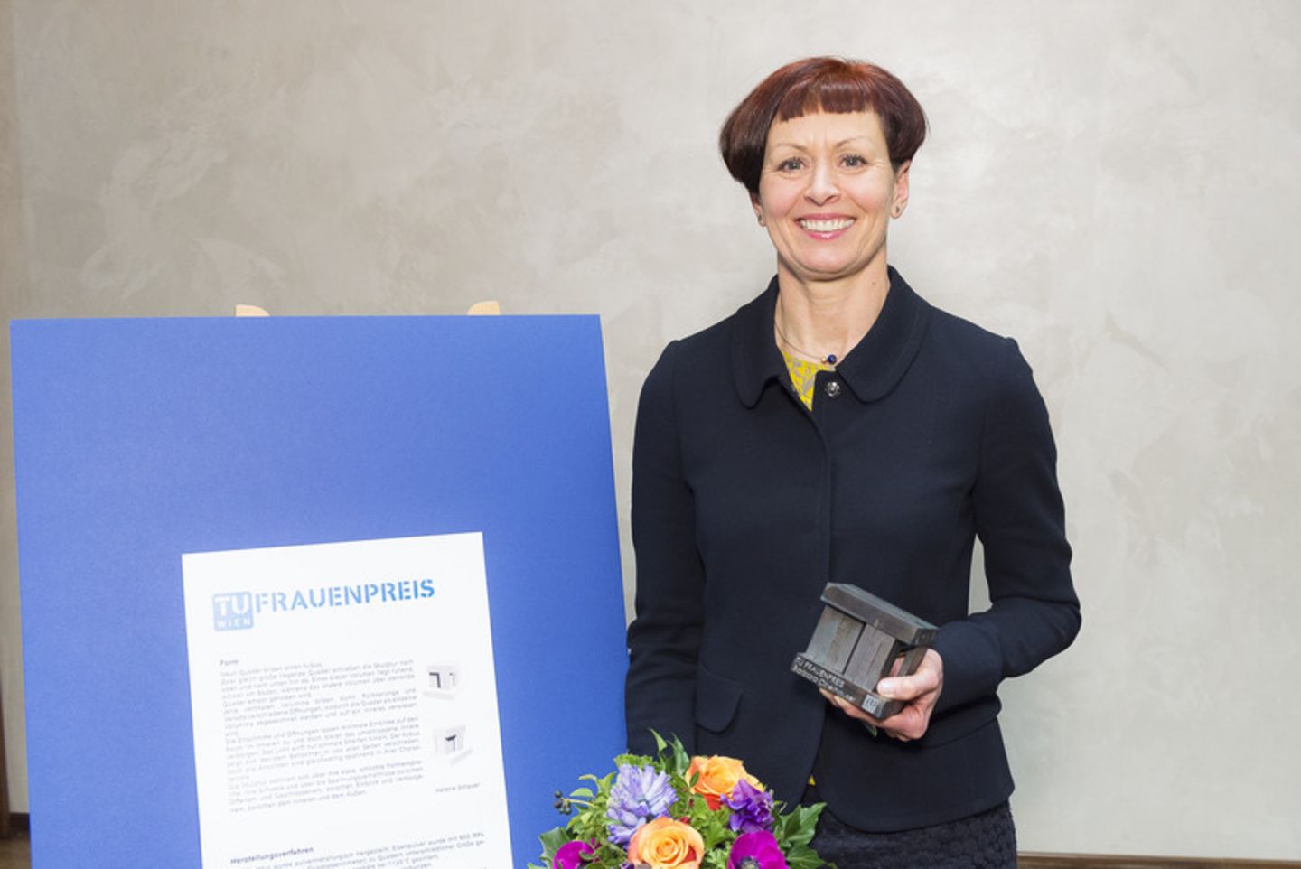 [Translate to English:] Preisträgerin Barbara Oberhauser mit Skulptur 