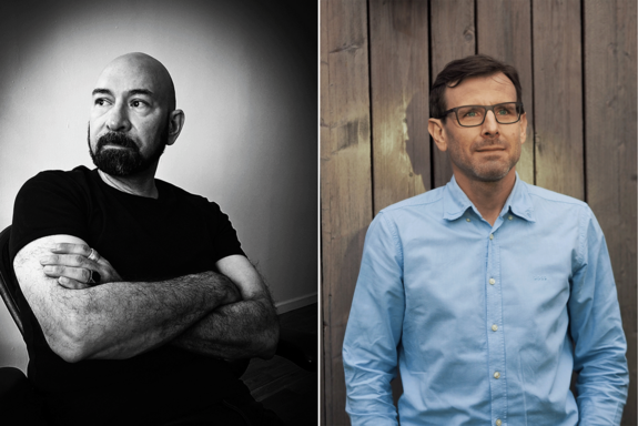 Portraits von Matias del Campo (li) und Anton Oster (re). del Campo in Schwarz-Weiß hat die Arme verschränkt und blickt nach links, Hintergrund ein heller Spot an der Rändern dunkel; Oster (re) blickt leicht an der Kamera vorbei, er trägt ein hellblaues Hemd und Brille, Hintergrund Holzwand.