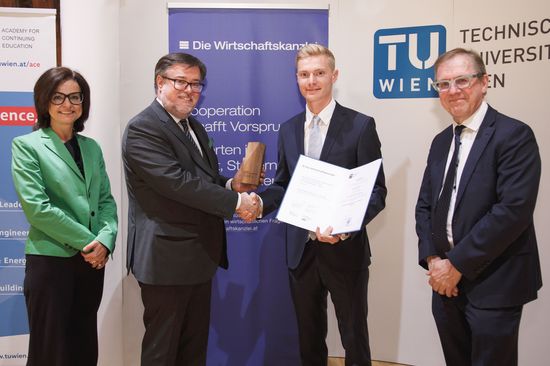 Gruppenfoto bei Preisübergabe: v.l.n.r. Mag. Barbara Plöchl, Mag. Guido Zorn, Maximilian Pischulti,LL.B. MSc und Prof. Bob Martens