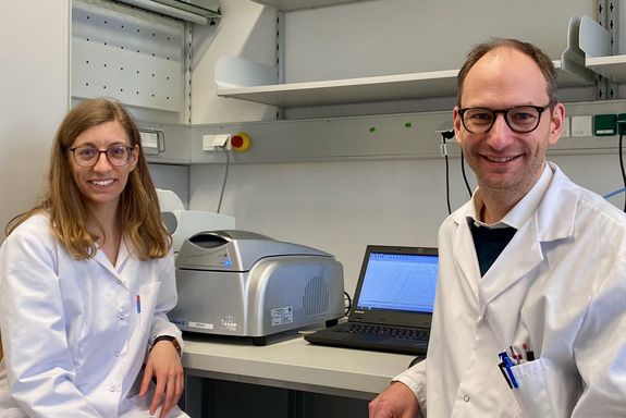 zwei Personen im Labor