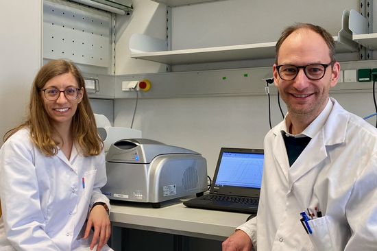 zwei Personen im Labor