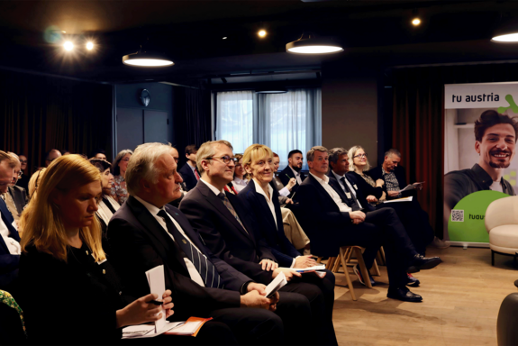 Ein Blick ins Publikum. Der kleine Saal ist voll besetzt, der Raum dunkel.