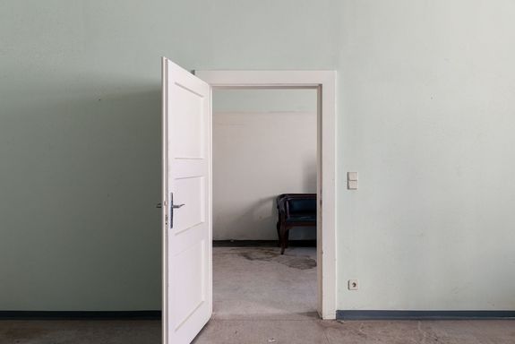 offene Türe mit Blick in einen weiteren Raum