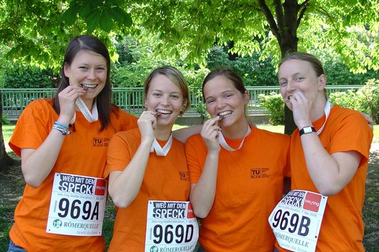 Eine ultradünne Glasfaser sendet Licht unterschiedlicher Wellenlängen aus. Mit Theorien, die über Plancks Strahlungsgesetz hinausgehen, lässt sich das präzise beschreiben.