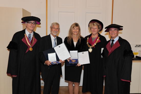 Karl Unterrainer, Dekan der Fakultät für Elektrotechnik und Informationstechnik, Erwin Hochmair, Ingeborg Hochmair-Desoyer, Rektorin Sabine Seidler, Erich Gornik (Laudator) (v.l.n.r.) 