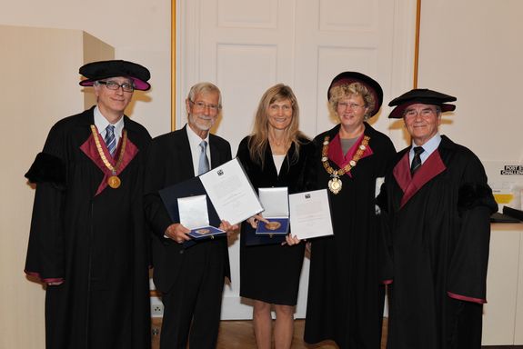 Karl Unterrainer, Dekan der Fakultät für Elektrotechnik und Informationstechnik, Erwin Hochmair, Ingeborg Hochmair-Desoyer, Rektorin Sabine Seidler, Erich Gornik (Laudator) (v.l.n.r.) Karl Unterrainer, Dekan der Fakultät für Elektrotechnik und Informationstechnik, Erwin Hochmair, Ingeborg Hochmair-Desoyer, Rektorin Sabine Seidler, Erich Gornik (Laudator) (v.l.n.r.)