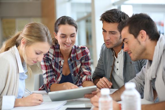 Vier Student_innen die lernen