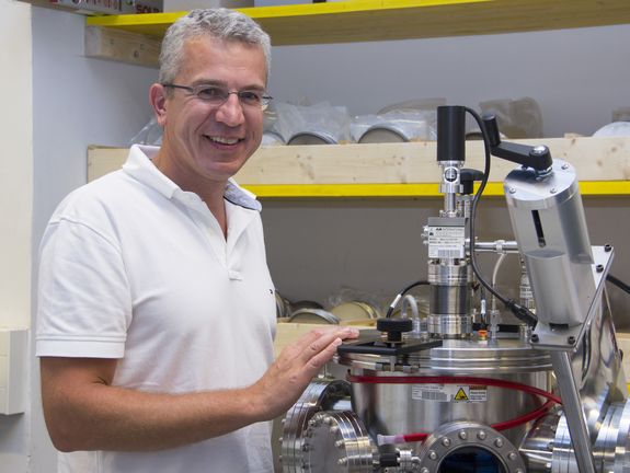 Prof. Paul Mayrhofer in seinem Labor