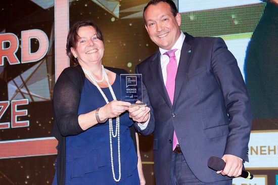 Ewa Vesely und Thomas Hrastnik (Volkswirtschaftliche Gesellschaft) bei der Überreichung des Awards [1]