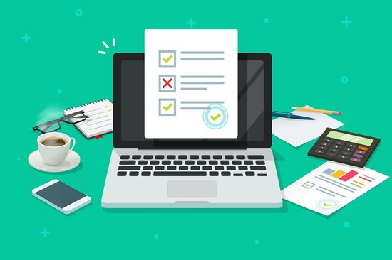 grüner Hintergrund, mittig aufgeklappter Laptop, links daneben Kaffeetasse und Brille, rechts daneben Zettel und Taschenrechner