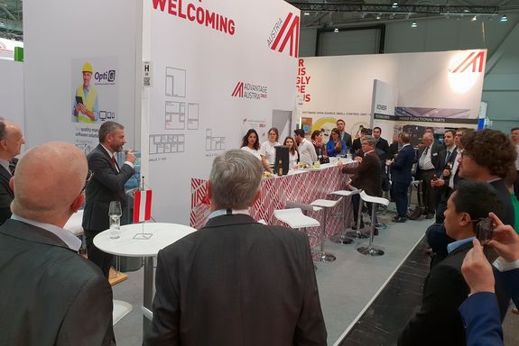 Christian Kiene (WKO) welcomes the audience at the Advantage Austria stand.