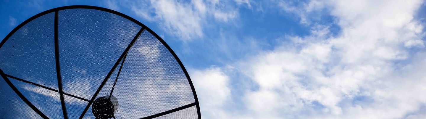 Satellitenschüssel auf den Himmel gerichtet