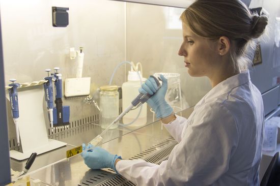 [Translate to English:] Denise Mandt im Labor