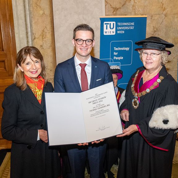 Der Fehrer-Preisträger Michael Tschiedel - links Dr. Angelika Mauel-Fehrer, rechts Rektorin Sabine Seidler.