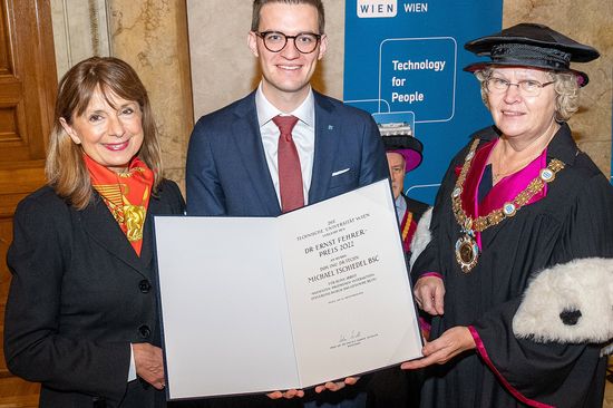 Der Fehrer-Preisträger Michael Tschiedel - links Dr. Angelika Mauel-Fehrer, rechts Rektorin Sabine Seidler.