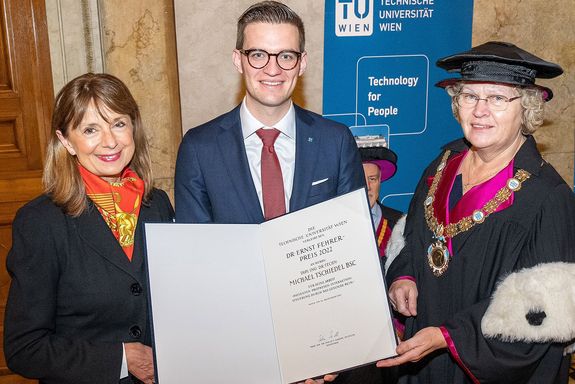 Der Fehrerpreisträger Michael Tschiedel mit Urkunde, daneben die Rektorin Sabine Seidler und Angelika-Mauel-Fehrer