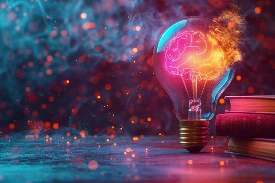 Glühbirne mit einer Zeichnung des menschlichen Gehirns darin, daneben sind 3 Bücher gestapelt. Der Hintergrund ist bunt. Das Bild wurde mit KI erstellt. 