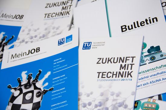 Printmedien der TU Wien Übersicht der Printmedien der TU Wien auf einem Tisch