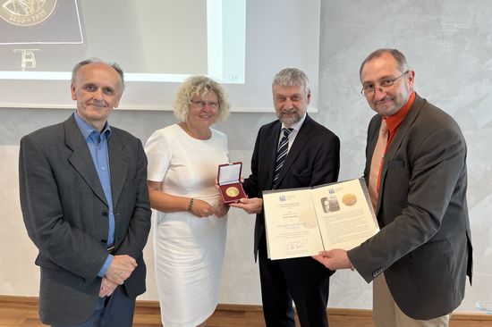 Urkundenübergabe, 4 Personen nebeneinander: Johannes Fröhlich, VR Forschung und Innovation, Rektorin Sabine Seidler, ehemaligen Dekan Herbert Danninger und Dekan Marko Mihovilovic (von links)