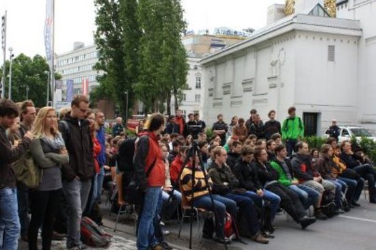 Begeisterte ZuhörerInnen bei der Street Lecture von Georg Steinhauser (Foto: HTU)