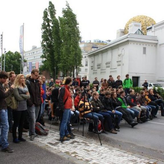 Begeisterte ZuhörerInnen bei der Street Lecture von Georg Steinhauser (Foto: HTU)