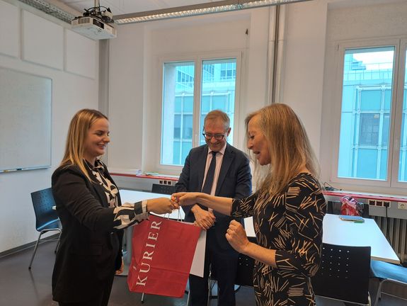 Handover of Kurier goodies