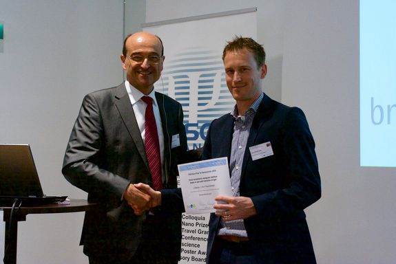 Verleihung des ESG-Nano-Preis 2016 (von links nach rechts): Univ.-Prof. Dipl.-Ing. Dr. Wolfgang Kautek (Präsident ESG-Nano) und Dr. Jan Petersen (2. ESG-Nano-Preis 2016)