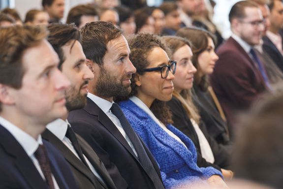 [Translate to English:] Sitzende Studierende im Publikum