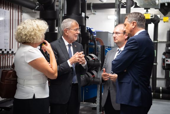 TUW-Rektorin Sabine Seidler, BP Alexander Van der Bellen, TUW-Prof. Thomas Bednar und der slowenische Präsident Borut Pahor (v.l.n.r.) bei den Kältemaschinen im 2. Untergeschoß des Plus Energie Bürohochhaus der TU Wien. 