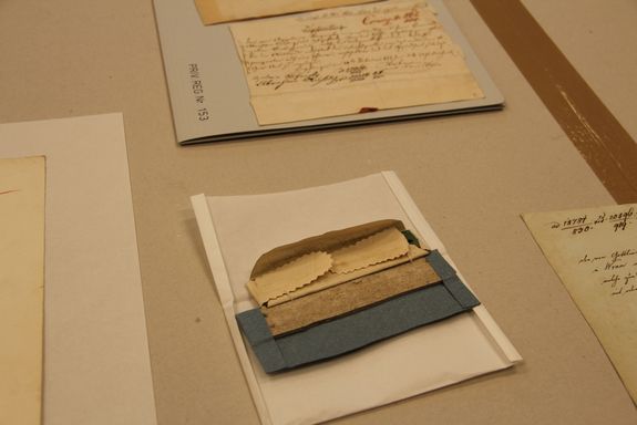 Unterlagen aus Archiv, alte Zettel auf Tisch