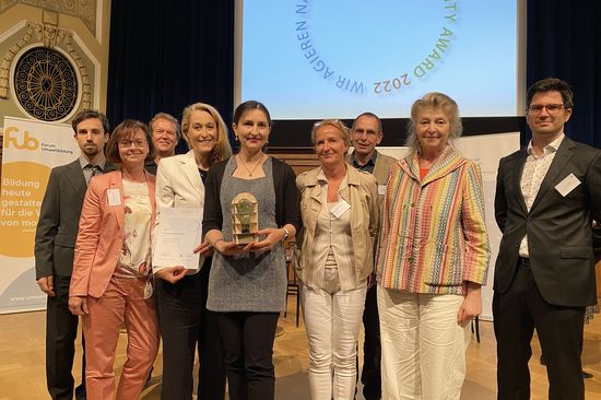 Foto der Preisverleihung für das Siegerprojekt MehrGrüneSchulen