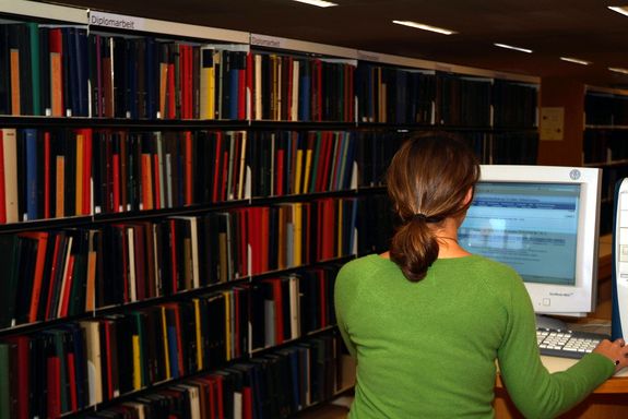 Bibliothek innen Bücherreihe und ein Arbeitsplatz im inneren des Bibliotheks.