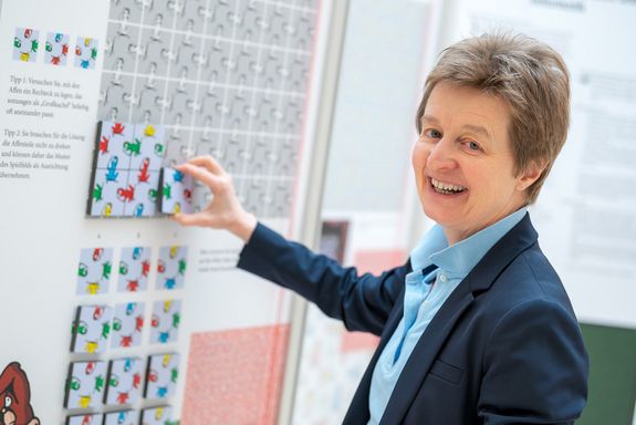 Heitere Gertrude Kappel an einer interaktiven Ausstellungswand