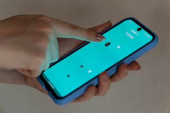Zwei Hände, die ein Smartphone halten