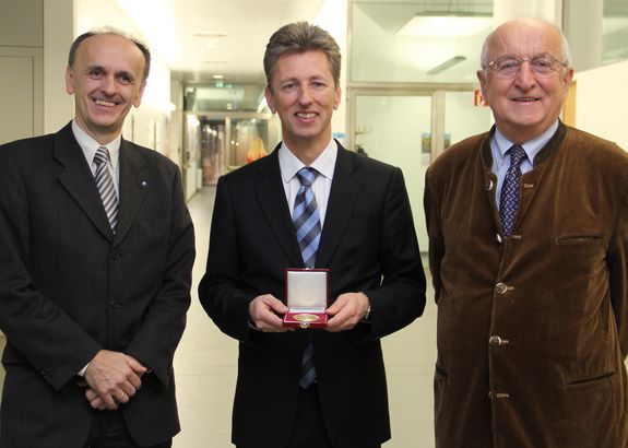 Vizerektor Johannes Fröhlich, Rudolf Krska, Laudator Manfred Grasserbauer (v.l.n.r.) Vizerektor Johannes Fröhlich, Rudolf Krska, Laudator Manfred Grasserbauer (v.l.n.r.)
